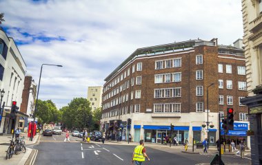 Notting Hill Gate Westbourne Grove Caddesi'nde akşam anda dikkatini dağıt. Londra