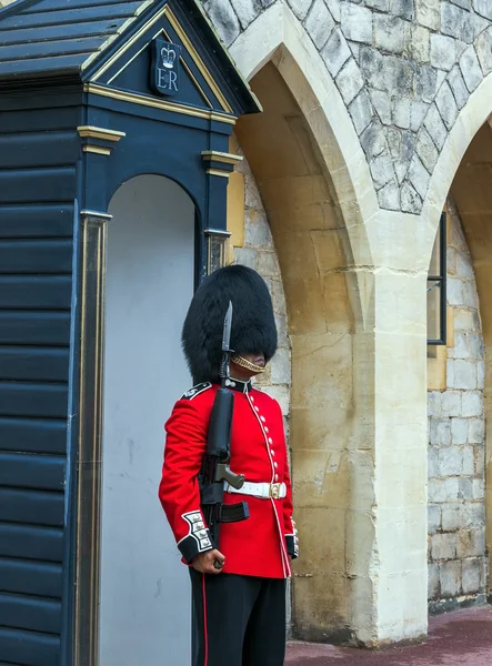 Pasukan Pengawal Ratu tak dikenal sedang bertugas di Istana Windsor — Stok Foto