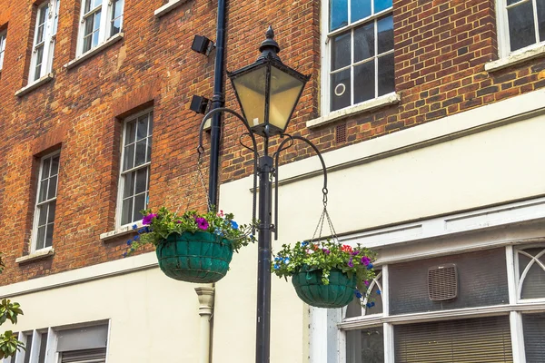 Dos cestas de flores en un poste de luz en la ciudad de Windsor — Foto de Stock