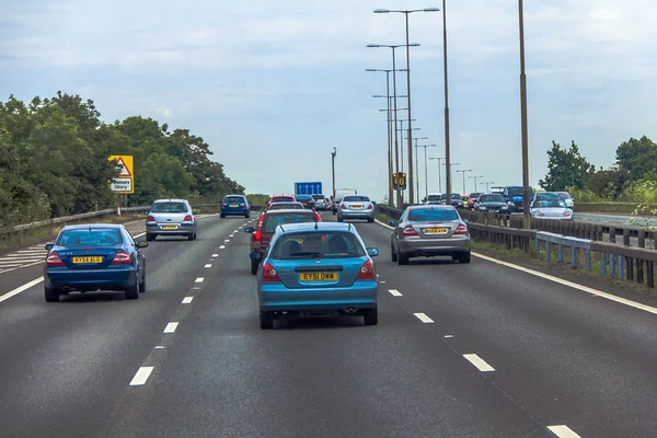 Traffico intenso a sinistra sulle strade britanniche tra Windsor e Londra — Foto Stock