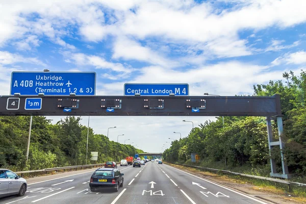 Windsor ve Londra arasında İngiliz yollarda yoğun sol trafik — Stok fotoğraf