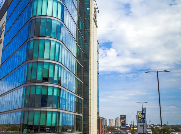 Moderne Gebäude auf bewölktem Himmel Hintergrund. London — Stockfoto