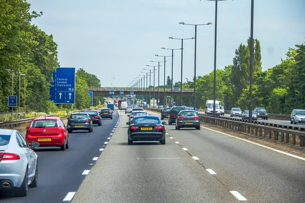 Windsor ve Londra arasında İngiliz yollarda yoğun sol trafik — Stok fotoğraf