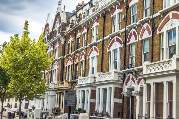 Gamla lägenheten röda tegelhus i området Kensington Olympia, London — Stockfoto