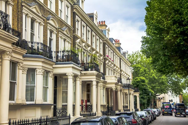 Antiguo gran apartamento casas en la zona Kensington Olympia, Londres — Foto de Stock