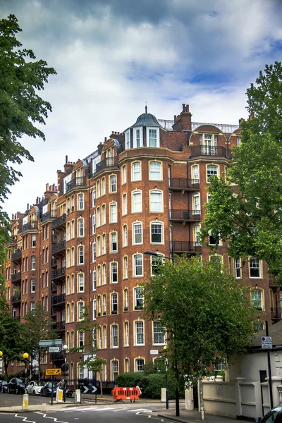 Antiguo apartamento grande casas de ladrillo rojo en la zona Kensington Olympia, Londres — Foto de Stock