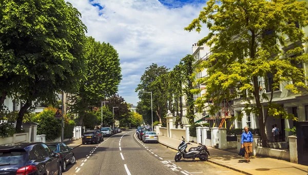 Una de las calles verdes a la hora de la tarde. Londres — Foto de Stock