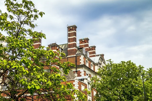 Parte superior del antiguo edificio en el centro de Londres — Foto de Stock