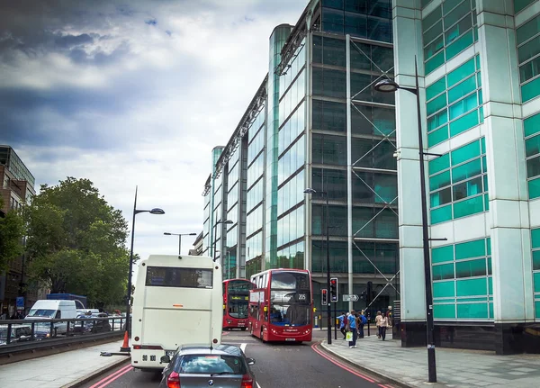 Traffico intenso su una delle strade del distretto di Westminster. Londra — Foto Stock