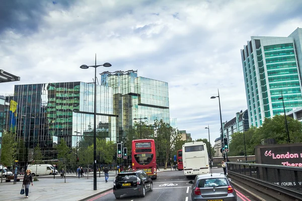 Intensiv trafik på en av gatorna på Westminster distrikt. London — Stockfoto