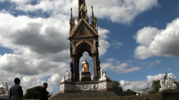 Unbekannte Touristen in der Nähe des Albertdenkmals am bewölkten Himmel, London, Großbritannien. — Stockvideo