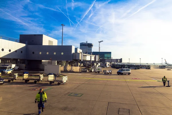 国際フランクフルト空港、冬の青い空を背景にドイツで最も忙しい空港 — ストック写真