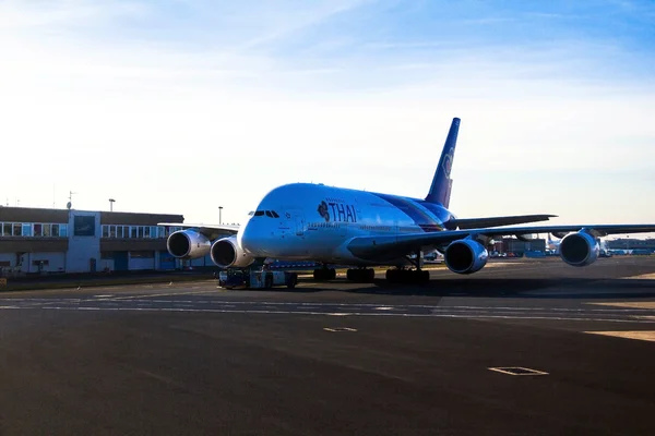 Thai Airways Airbus A380 στο αεροδρόμιο Frankfurt am Main στις φωτεινές ακτίνες του ο ήλιος του χειμώνα — Φωτογραφία Αρχείου