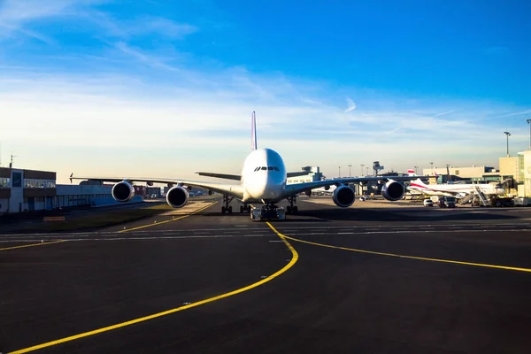 Thai Airways Airbus A380 em Frankfurt am Main aeroporto nos raios brilhantes do sol de inverno — Fotografia de Stock