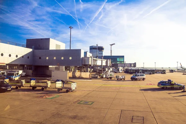 Aeropuerto Internacional de Frankfurt, el aeropuerto más concurrido de Alemania sobre fondo azul cielo de invierno — Foto de Stock