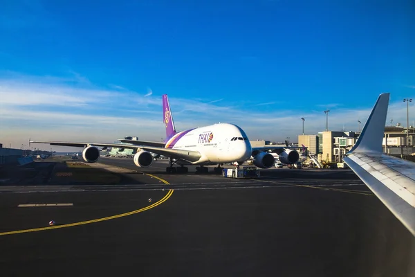 Thai Airways Airbus A380 en el aeropuerto de Fráncfort del Meno en los rayos brillantes del sol de invierno —  Fotos de Stock