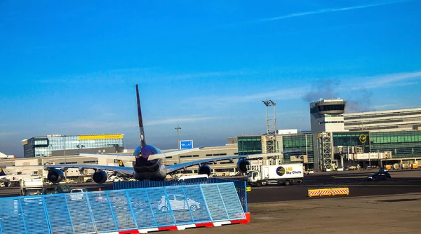 Internationella Frankfurt flygplats, den mest trafikerade flygplatsen i Tyskland på blå vintern himmel bakgrund — Stockfoto