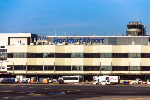 International Frankfurt Airport, the busiest airport in Germany on blue winter sky background — Stock Photo, Image