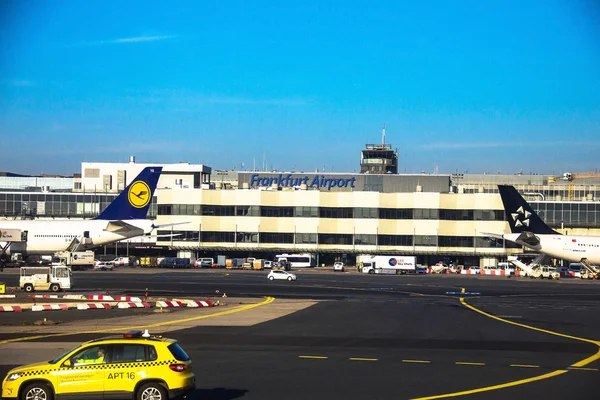 国際フランクフルト空港、冬の青い空を背景にドイツで最も忙しい空港 — ストック写真