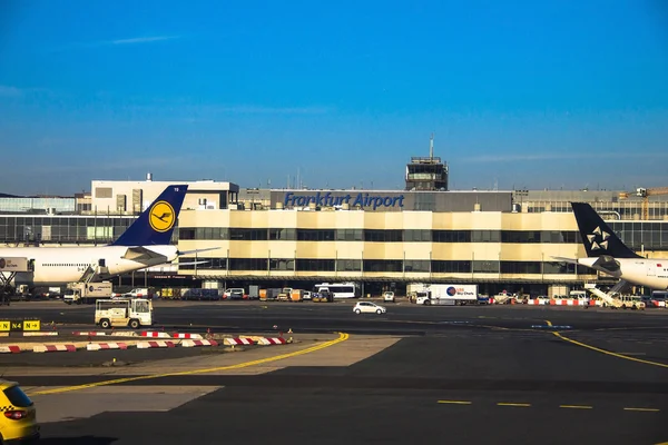 International Frankfurt Airport, the busiest airport in Germany on blue winter sky background — Stock Photo, Image