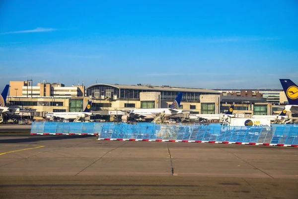 International Frankfurt Airport, the busiest airport in Germany on blue winter sky background — Stock Photo, Image