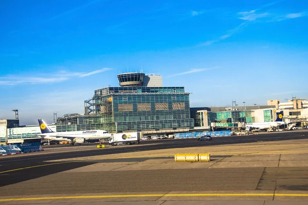 Международный аэропорт Франкфурта, самый загруженный аэропорт Германии на фоне синего зимнего неба — стоковое фото