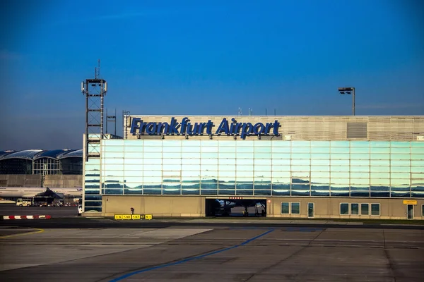Aeroporto Internacional de Frankfurt, o aeroporto mais movimentado da Alemanha no fundo azul céu de inverno — Fotografia de Stock