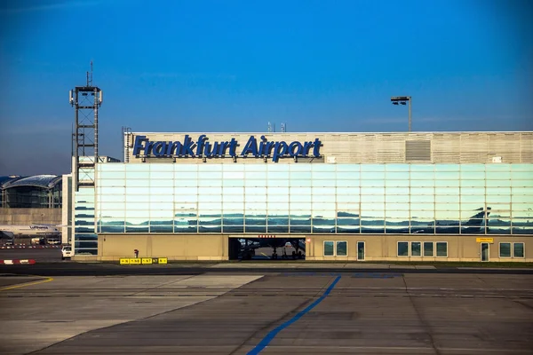 Uluslararası Frankfurt Havaalanı, Almanya'da en işlek Havaalanı mavi kış gökyüzü arka plan üzerinde — Stok fotoğraf