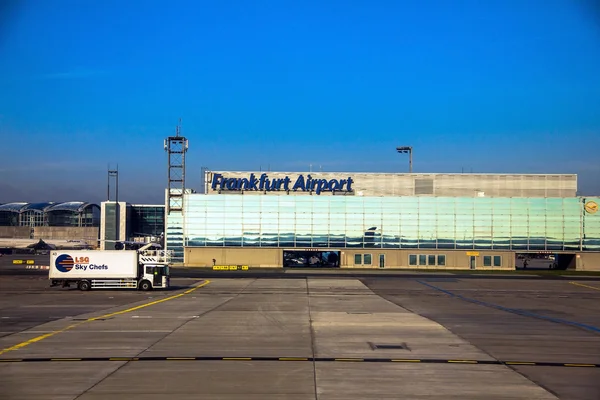 International Frankfurt Airport, the busiest airport in Germany on blue winter sky background — Stock Photo, Image