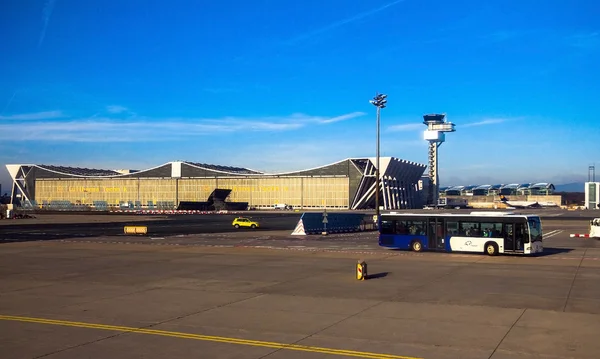 Aeropuerto Internacional de Frankfurt, el aeropuerto más concurrido de Alemania sobre fondo azul cielo de invierno — Foto de Stock