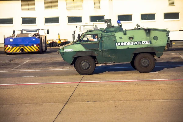 Gepanzertes Schutzfahrzeug der Polizei am Flughafen Frankfurt, dem verkehrsreichsten Flughafen Deutschlands — Stockfoto