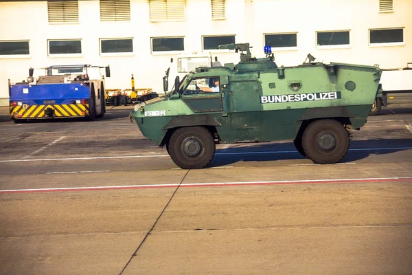 Véhicule blindé de protection de la police à l'aéroport international de Francfort, l'aéroport le plus achalandé d'Allemagne — Photo