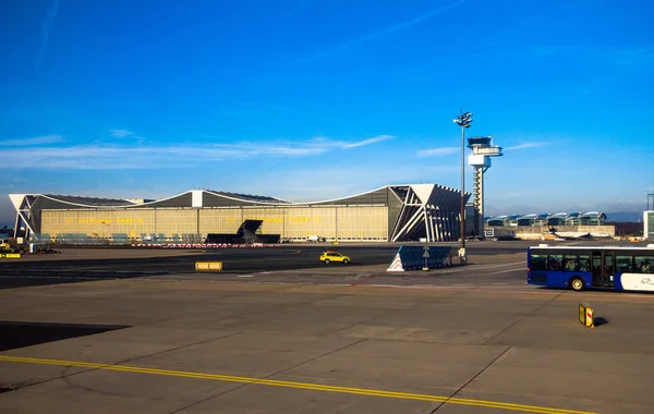 Internationaler Flughafen Frankfurt, der verkehrsreichste Flughafen Deutschlands vor blauem Winterhimmel — Stockfoto