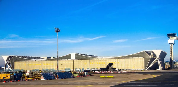 Aeropuerto Internacional de Frankfurt, el aeropuerto más concurrido de Alemania sobre fondo azul cielo de invierno — Foto de Stock