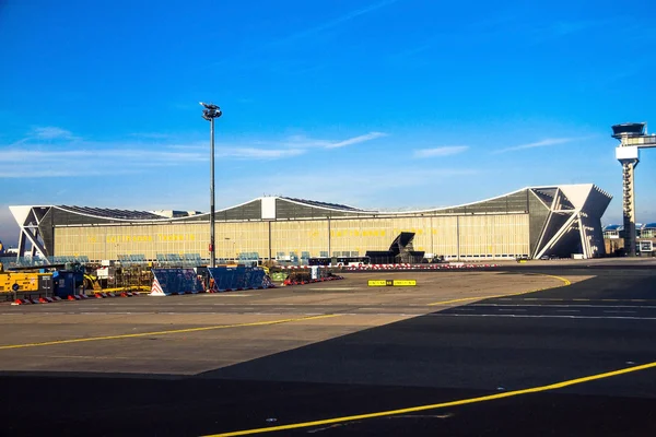 International Frankfurt Airport, the busiest airport in Germany on blue winter sky background — Stock Photo, Image