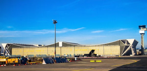 International Frankfurt Airport, the busiest airport in Germany on blue winter sky background — Stock Photo, Image