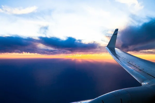 Wing aircraft at sunset. Looking Out Through Airplane Window — Stock Photo, Image