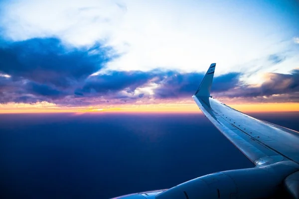 翼飞机在日落时。从飞机的窗户看 — 图库照片