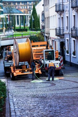  İnşaat İşçileri kentsel mühendislik onarım yapmak. Modern optik iletişim döşeme kablo değiştirme