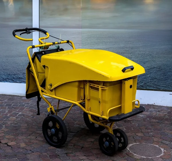 Carrinho de entrega de correio postal em amarelo para entrega em domicílio — Fotografia de Stock