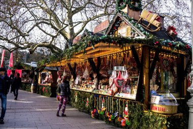 Noel pazarı Baden-Baden, Almanya üzerinde kimliği belirsiz kişi