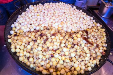 Pastırma - Noel piyasasında geleneksel Alman çanak ile patates kızartması 