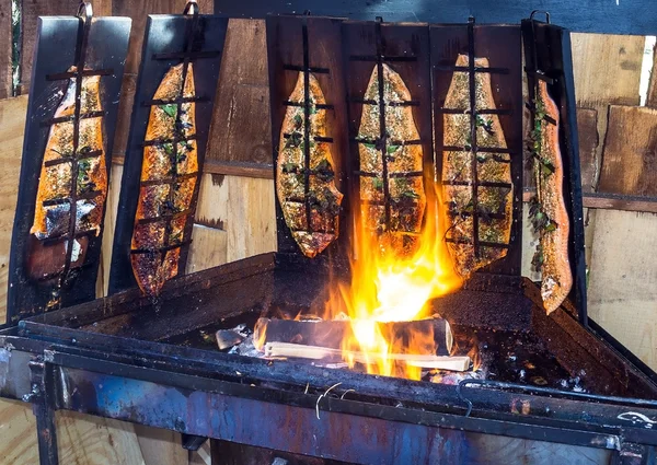 Vaření červené ryby na grilu — Stock fotografie