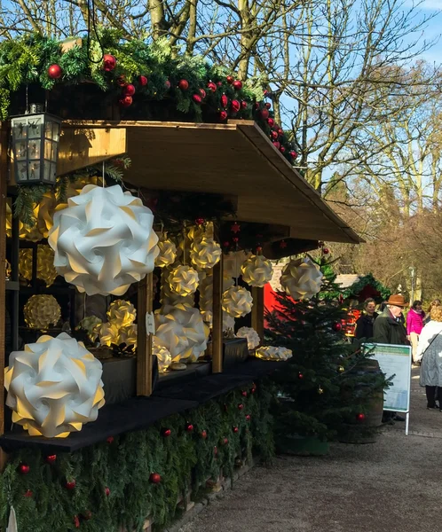 Niet-geïdentificeerde mensen op kerstmarkt in Baden-Baden, Duitsland — Stockfoto