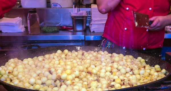 Fried potatoes with bacon - traditional german dish on Christmas market — Stock Photo, Image