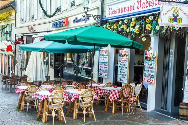 Liten restaurang i Baden-Baden förbereder sig att möta besökarna vid jul — Stockfoto