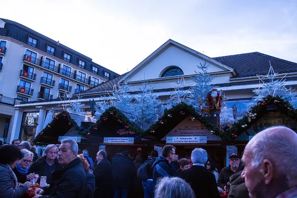 Niet-geïdentificeerde mensen op kerstmarkt in Baden-Baden, Duitsland — Stockfoto