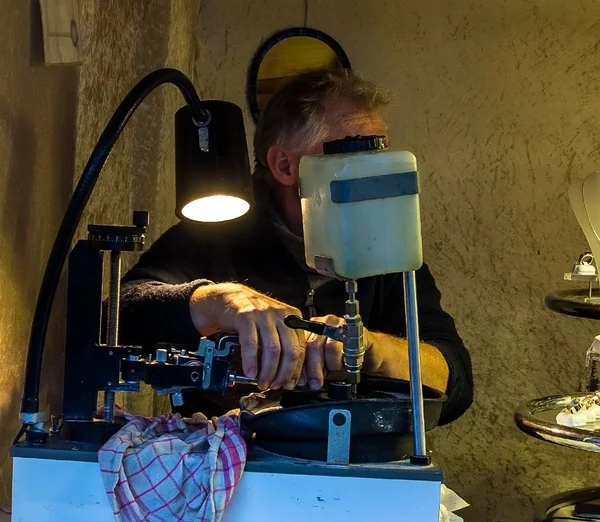 Jewels cutter faceting of gemstone at the Christmas market in Baden-Baden. Germany — Stock Photo, Image