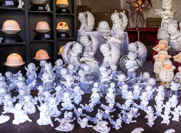 Schattige witte klei keramiek engel cijfers verkocht in buiten beelden Amazing? hristmas markt — Stockfoto