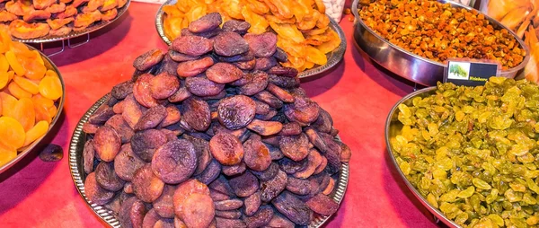 Frutas secas en el mercado de Navidad — Foto de Stock